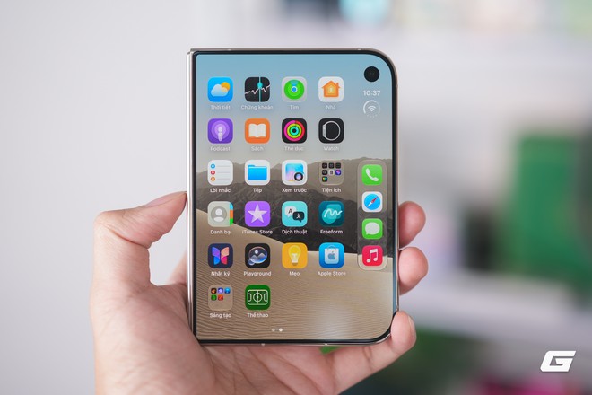 Tr&ecirc;n tay iPhone Duo bản thương mại ch&iacute;nh h&atilde;ng: Nếp gấp r&otilde; dần, gi&aacute; từ 64,99 triệu đồng - Ảnh 9.