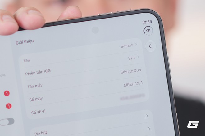 Tr&ecirc;n tay iPhone Duo bản thương mại ch&iacute;nh h&atilde;ng: Nếp gấp r&otilde; dần, gi&aacute; từ 64,99 triệu đồng - Ảnh 8.