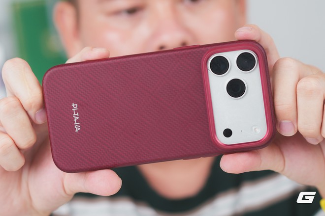 Ốp Pitaka Summa cho iPhone 18 Pro Max: V&acirc;n dệt đẹp, đổi lại hơi nặng tay - Ảnh 3.