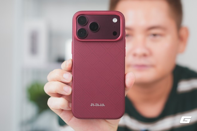 Ốp Pitaka Summa cho iPhone 18 Pro Max: V&acirc;n dệt đẹp, đổi lại hơi nặng tay - Ảnh 5.