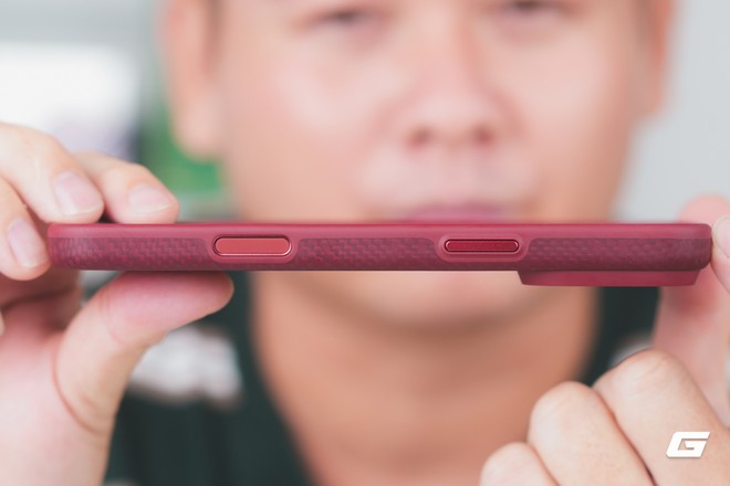Ốp Pitaka Summa cho iPhone 18 Pro Max: V&acirc;n dệt đẹp, đổi lại hơi nặng tay - Ảnh 6.