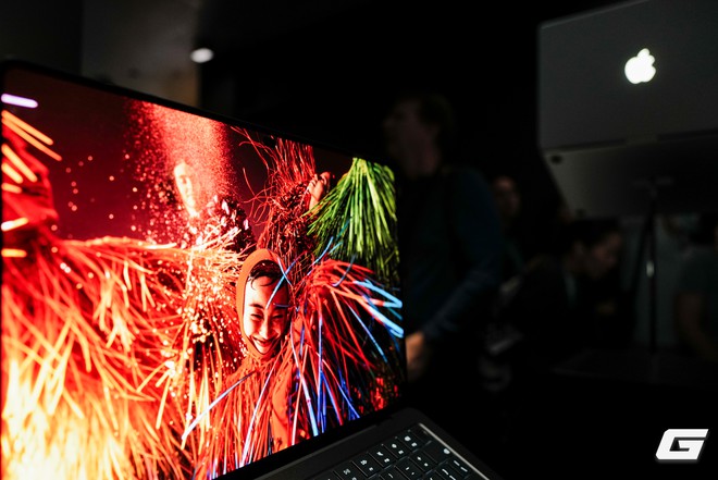 Đây là MacBook Pro cảm ứng: Màn OLED đen sâu, Dynamic Island lên Mac kích thước siêu nhỏ - Ảnh 4.