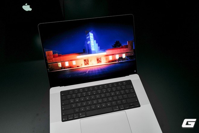 Đây là MacBook Pro cảm ứng: Màn OLED đen sâu, Dynamic Island lên Mac kích thước siêu nhỏ - Ảnh 3.