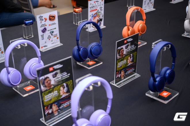 JBL hoàn thiện Live 4 Series tại Việt Nam với Live Beam 4: tai nghe true wireless có màn hình cảm ứng trên hộp sạc - Ảnh 6.