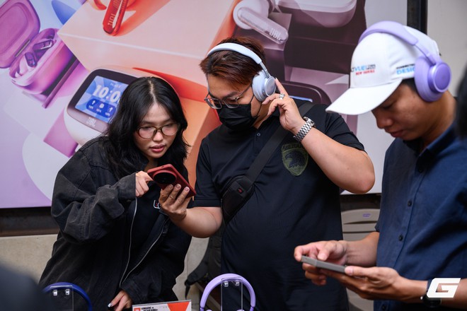 JBL hoàn thiện Live 4 Series tại Việt Nam với Live Beam 4: tai nghe true wireless có màn hình cảm ứng trên hộp sạc - Ảnh 4.