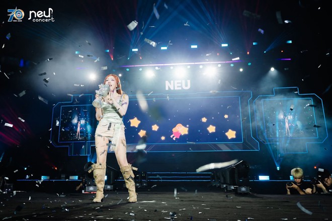 NEU Concert 2026 kh&eacute;p lại với m&agrave;n song ca giữa Hương Tr&agrave;m v&agrave; sinh vi&ecirc;n NEU - Ảnh 6.