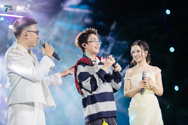 NEU Concert 2026 kh&eacute;p lại với m&agrave;n song ca giữa Hương Tr&agrave;m v&agrave; sinh vi&ecirc;n NEU - Ảnh 8.