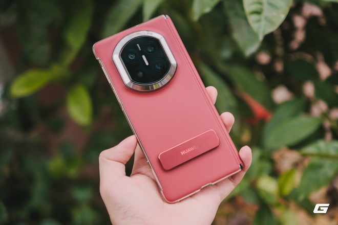 Mở hộp điện thoại gập 55 triệu ch&iacute;nh h&atilde;ng của Huawei: Pin lớn, camera chụp đẹp, kh&ocirc;ng Google, kh&ocirc;ng 5G - ai sẽ mua? - Ảnh 4.