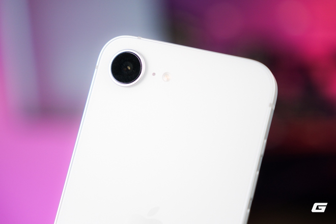 Tr&ecirc;n tay đủ 3 m&agrave;u iPhone 17e ch&iacute;nh h&atilde;ng: Thiết kế kh&ocirc;ng đổi, m&agrave;u hồng l&agrave; điểm nhấn, hiệu năng cực mạnh, gi&aacute; 18 triệu - Ảnh 4.