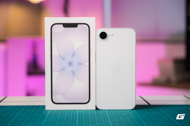 Tr&ecirc;n tay đủ 3 m&agrave;u iPhone 17e ch&iacute;nh h&atilde;ng: Thiết kế kh&ocirc;ng đổi, m&agrave;u hồng l&agrave; điểm nhấn, hiệu năng cực mạnh, gi&aacute; 18 triệu - Ảnh 5.