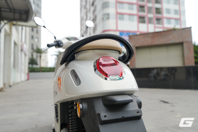 Trải nghiệm Yadea Osta H+: Xe 50cc nhưng nhiều công nghệ xịn, có màn hình chỉ đường, mở khóa từ xa, giá sale dưới 25 triệu - Ảnh 2.