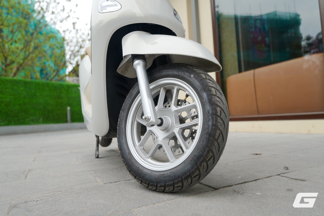 Trải nghiệm Yadea Osta H+: Xe 50cc nhưng nhiều công nghệ xịn, có màn hình chỉ đường, mở khóa từ xa, giá sale dưới 25 triệu - Ảnh 4.