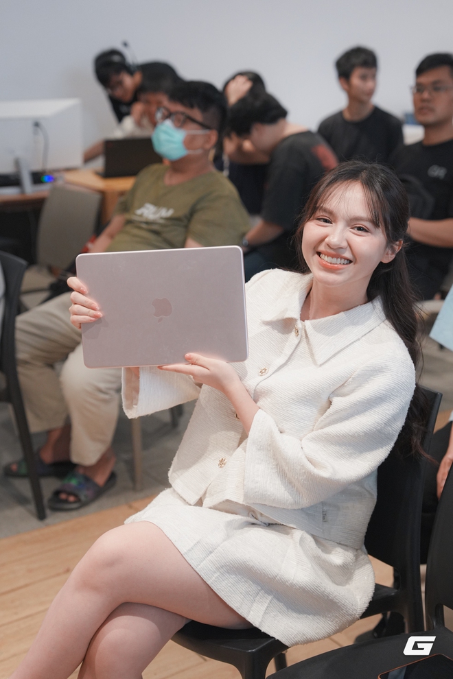 Người trẻ trải nghiệm MacBook Neo, hỏi thẳng - nghe thật: pin th&igrave; khen, hiệu năng th&igrave; 'kh&ocirc;ng phải kiểu wow' - Ảnh 6.