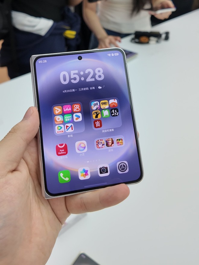 Huawei l&agrave;m smartphone gập "nằm ngang" đầu ti&ecirc;n thế giới, mở ra l&agrave; tablet, gập lại l&agrave; tờ giấy A4, vừa kịp trước khi Apple v&agrave; Samsung ra mắt &yacute; tưởng tương tự - Ảnh 2.