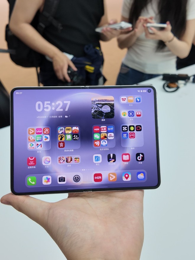 Huawei l&agrave;m smartphone gập "nằm ngang" đầu ti&ecirc;n thế giới, mở ra l&agrave; tablet, gập lại l&agrave; tờ giấy A4, vừa kịp trước khi Apple v&agrave; Samsung ra mắt &yacute; tưởng tương tự - Ảnh 3.