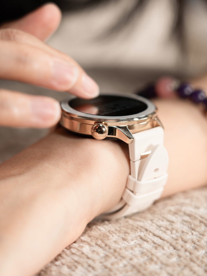OPPO ra mắt smartwatch phủ v&agrave;ng 18K cho người d&ugrave;ng nữ, gi&aacute; từ 7 triệu đồng - Ảnh 3.