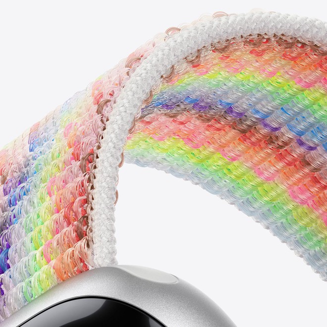 Mỗi năm một kiểu, mỗi năm một &yacute; nghĩa: Apple tiếp tục chuỗi Pride Edition bằng d&acirc;y dệt 11 m&agrave;u v&agrave; mặt đồng hồ cho ph&eacute;p người d&ugrave;ng tự chọn m&agrave;u từ cờ Pride - Ảnh 2.