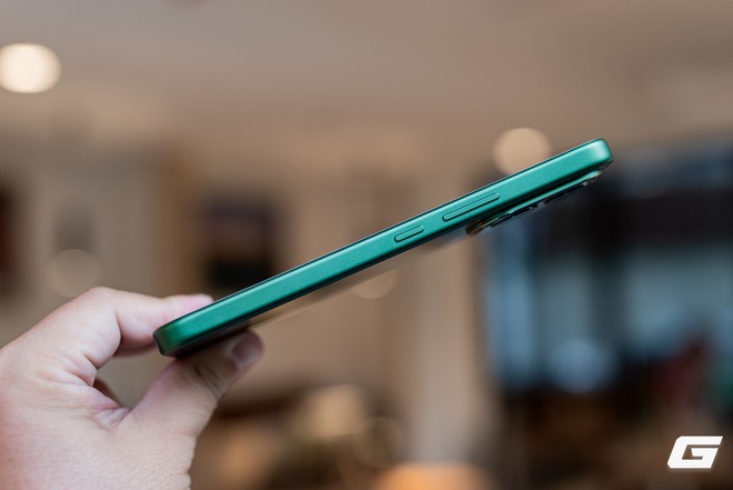 Tr&ecirc;n tay vivo V80 Lite 5G: Pin &ldquo;khủng&rdquo; 10.000 mAh nhưng th&acirc;n m&aacute;y vẫn đẹp, gọn g&agrave;ng hơn tưởng tượng - Ảnh 11.