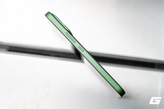 Tr&ecirc;n tay vivo V80 Lite 5G: Pin &ldquo;khủng&rdquo; 10.000 mAh nhưng th&acirc;n m&aacute;y vẫn đẹp, gọn g&agrave;ng hơn tưởng tượng - Ảnh 7.