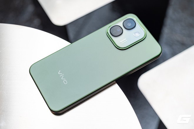 Tr&ecirc;n tay vivo V80 Lite 5G: Pin &ldquo;khủng&rdquo; 10.000 mAh nhưng th&acirc;n m&aacute;y vẫn đẹp, gọn g&agrave;ng hơn tưởng tượng - Ảnh 6.