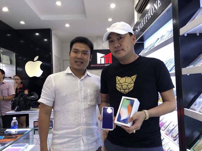 
Ông bầu Nguyễn Huy nổi tiếng đã bỏ ra 68 triệu đồng để là người đầu tiên sở hữu iPhone X tại Việt Nam.

