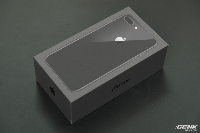 
Hộp của iPhone 8 Plus mang tông màu đen
