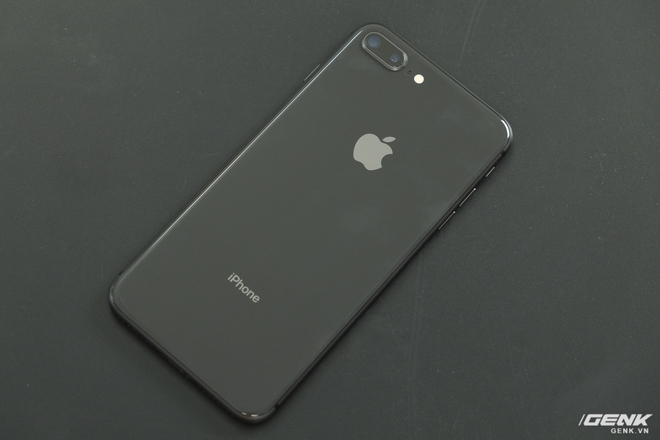 
Chỉ khi lật mặt sau, sự khác biệt mới rõ ràng khi iPhone 8 Plus được làm bằng chất liệu kính
