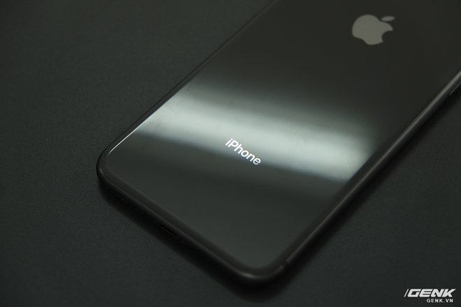 
Năm nay, Apple cũng đã loại bỏ các dòng chữ như Designed by Apple in California và chỉ để lại chữ iPhone, giúp cho mặt lưng của máy đơn giản hơn
