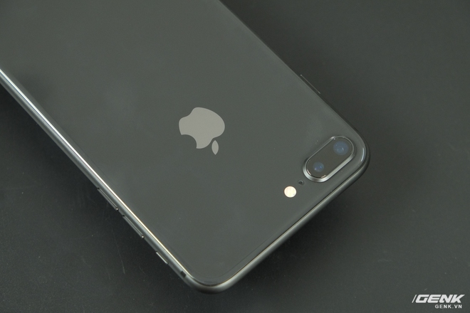 
iPhone 8 Plus được trang bị cụm camera kép lồi lền một chút so với mặt lưng
