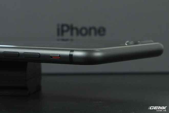
Phần viền của iPhone 8 Plus được làm bằng nhôm, tương tự như các thế hệ iPhone trước
