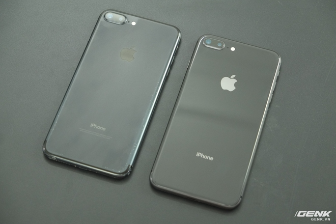 
Nếu như màu đen của iPhone 7 Plus hơi ngả xanh, thì màu xám của iPhone 8 Plus lại thật sự giống màu đen hơn
