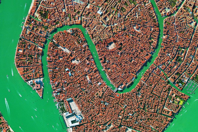     Các kênh đào ở Venice được tạo thành từ hơn 170 tòa nhà, nhiều tòa nhà trong số đó được xây dựng từ thế kỷ 13 đến thế kỷ 18. 