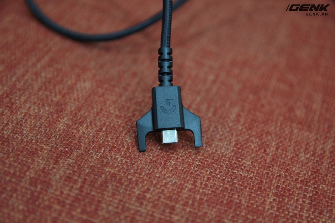 
Dây kết nối USB của chuột được bọc dù tương đối chắc chắn.
