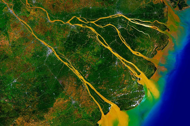     Mạng lưới sông ngòi, kênh rạch chằng chịt ở Đồng bằng sông Cửu Long với 9 cửa sông đổ ra biển Đông (nay chỉ còn 7 cửa sông). 