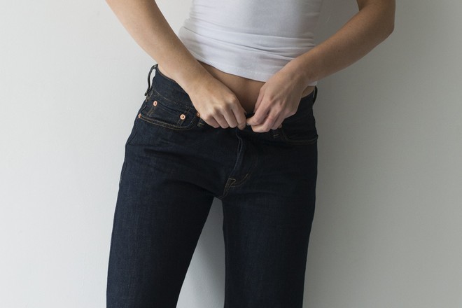 Ngó qua quần jeans 3 triệu đồng cực độc, mặc vào xì hơi thoải mái không lo thối - Ảnh 2.