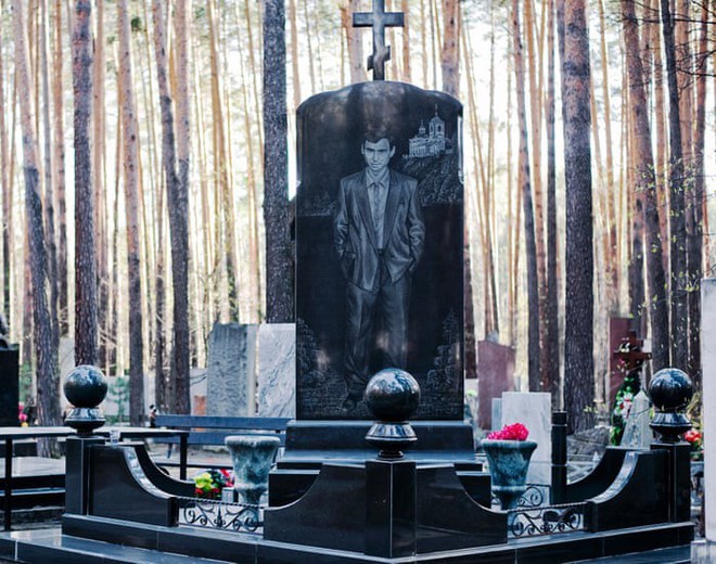 Nghĩa trang mafia độc nhất vô nhị ở Nga: Bia đá to như người thật, khắc họa quyền lực và cuộc sống xa hoa của thế giới ngầm - Ảnh 4.