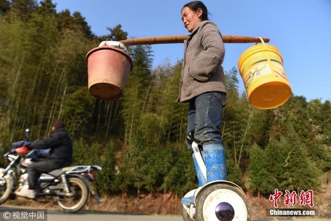 Chuyên dùng Hoverboard để ship rau, nữ nông dân nổi như cồn trên mạng xã hội Trung Quốc - Ảnh 5.