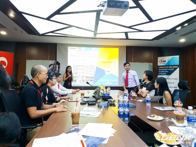
Đại diện công ty Canon Marketing Việt Nam và Lê Bảo Minh giới thiệu về trung tâm sửa chữa và bảo hành sản phẩm Canon chính hãng

