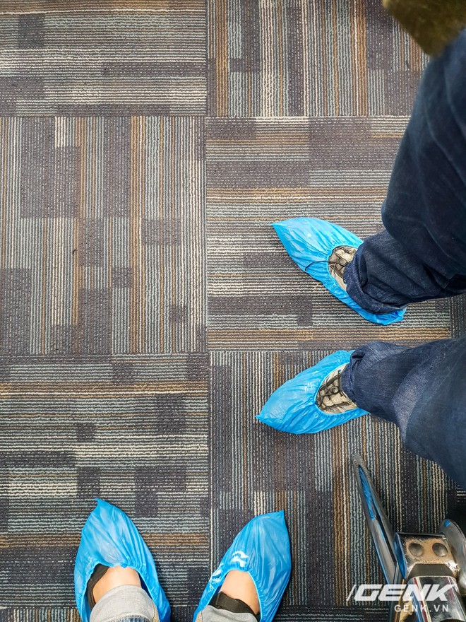 
Người ngoài bước vào phòng lab phải mang bao bọc giày để hạn chế tối đa bụi
