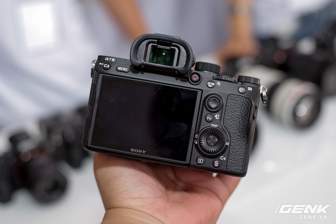 Máy ảnh Sony A7 III chính thức ra mắt tại Việt Nam: cảm biến Full-frame 24MP, lấy nét cực nhanh, dung lượng pin gấp 2,2 lần, giá bán gần 49 triệu đồng - Ảnh 6.