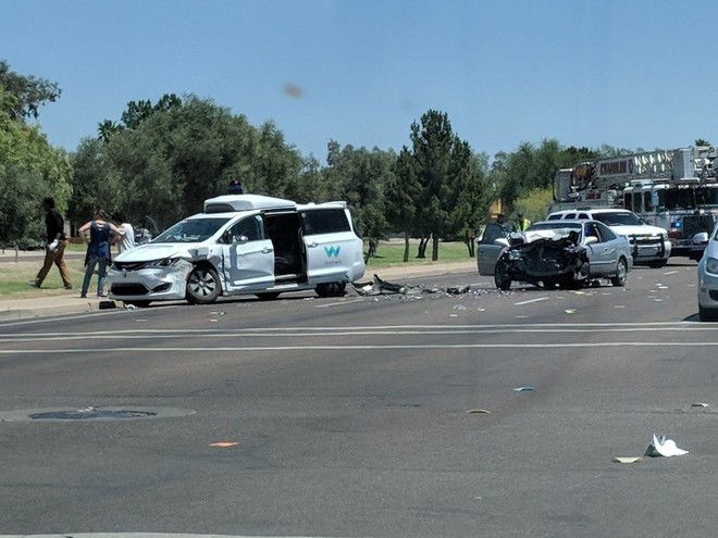 Lại thêm một chiếc xe tự lái Waymo bị tai nạn ở Arizona - Ảnh 1.