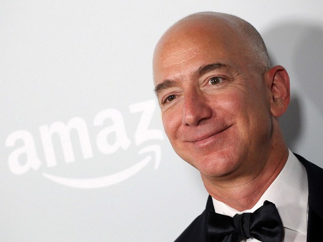 Tỷ phú Jeff Bezos kiếm 11 triệu USD/giờ, gấp hơn gần 1 triệu lần lương công nhân làm ở kho hàng Amazon - Ảnh 2.