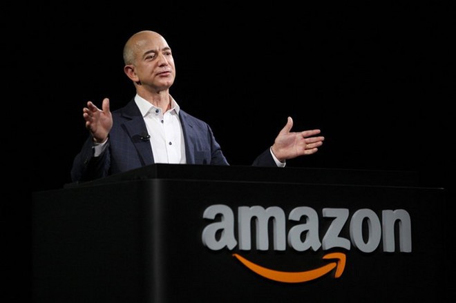 Tỷ phú Jeff Bezos kiếm 11 triệu USD/giờ, gấp hơn gần 1 triệu lần lương công nhân làm ở kho hàng Amazon - Ảnh 1.