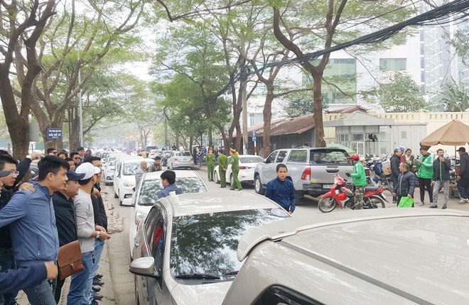 Hàng trăm ô tô diễu hành trên đường phố Hà Nội yêu cầu Grab giảm tỷ lệ ăn chia - Ảnh 5.