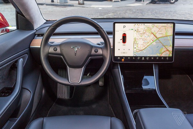 Tính năng triệu hồi thông minh của xe Tesla liên tục gặp phải những lỗi ngớ ngẩn - Ảnh 1.