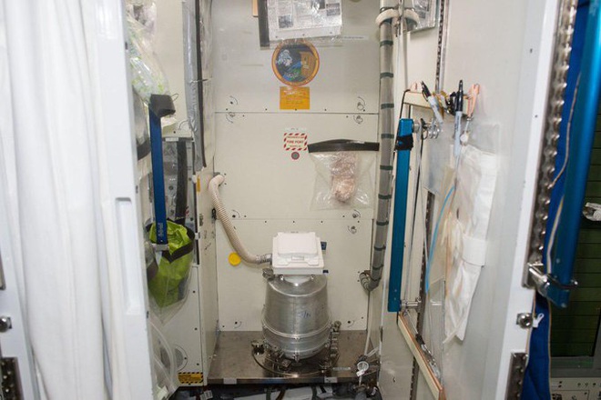 Nhà vệ sinh trên trạm vũ trụ ISS bị hỏng, các phi hành gia phải dùng ... tã - Ảnh 1.