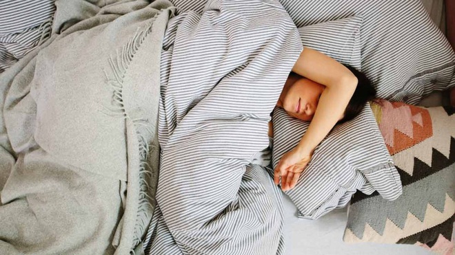 Nam thanh niên đột tử sau 40 giờ làm việc liên tục: Làm sao để bảo vệ sức khỏe khi buộc phải thức đêm?  - Ảnh 2.