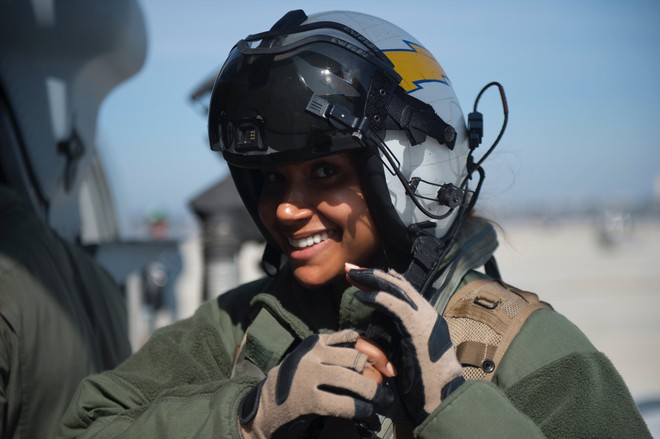 Nghe nữ nhiếp ảnh gia Hải quân Mỹ kể về câu chuyện phía sau những bức hình chụp hạm đội máy bay F35 - Ảnh 2.