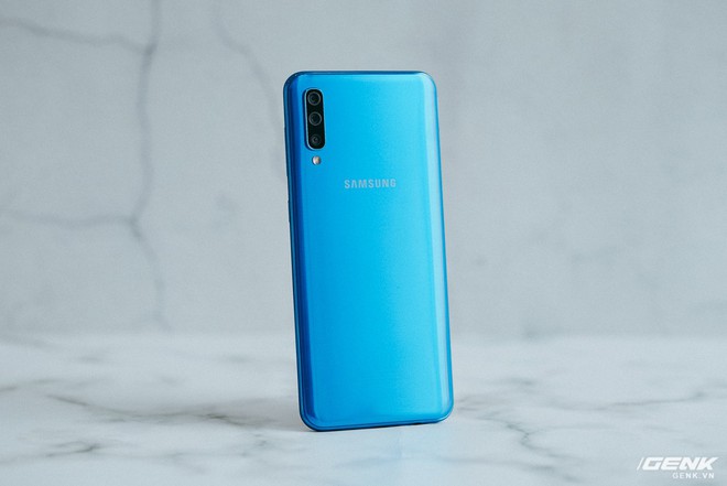 Đây là 4 chiếc smartphone tầm trung với tông màu Classic Blue bạn có thể chọn cho năm mới thêm phần “xanh tươi” - Ảnh 2.