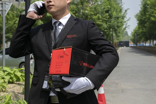 Khám phá dịch vụ mua hàng xa xỉ qua mạng tại Trung Quốc: Shipper đi “Mẹc”, mặc suit, đeo găng trắng, giao hàng giống như tiến hành một nghi lễ [HOT]